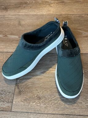 TRAQ by Alegria Slip-On Sneaker Mules Kiq Forest Green Sz 38 Like New!